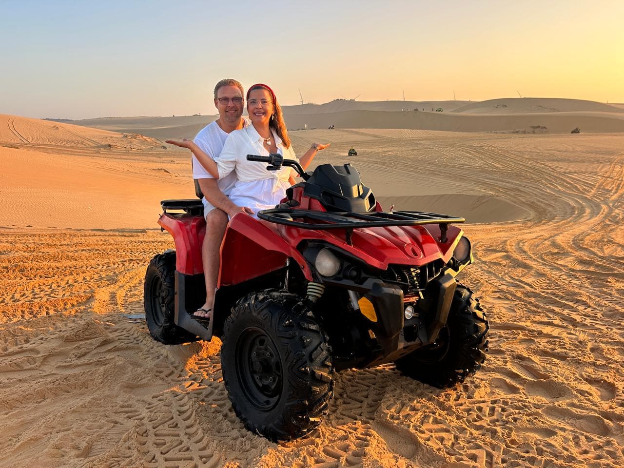 Chinh phục đỉnh đồi cát cao vút bằng mô tô địa hình ATV